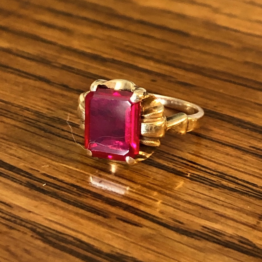 Antique 10k Yellow Gold Ring with Red Stone